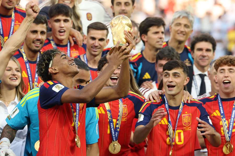 Lamine Yamal levanta a taça de campeão do mundo