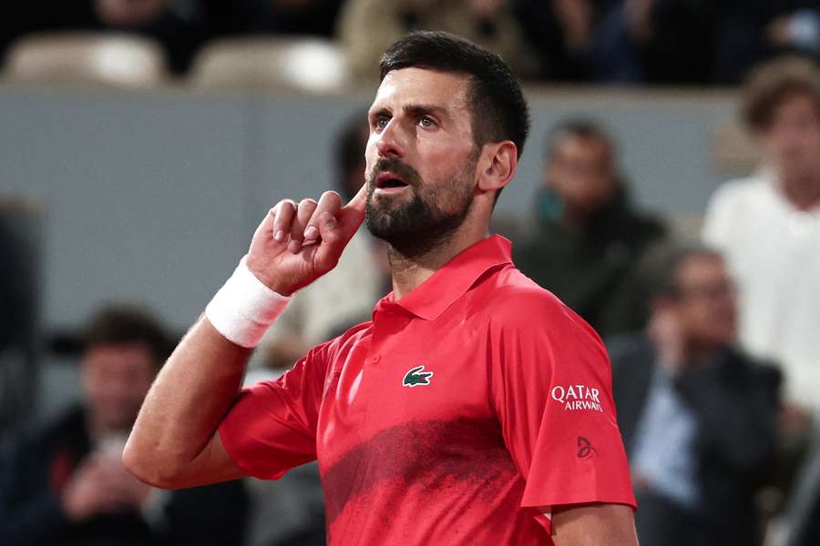 Djokovic se lleva la mano al oído tras ganar a Zverev y citarse con Sinner en semifinales de Roland Garros