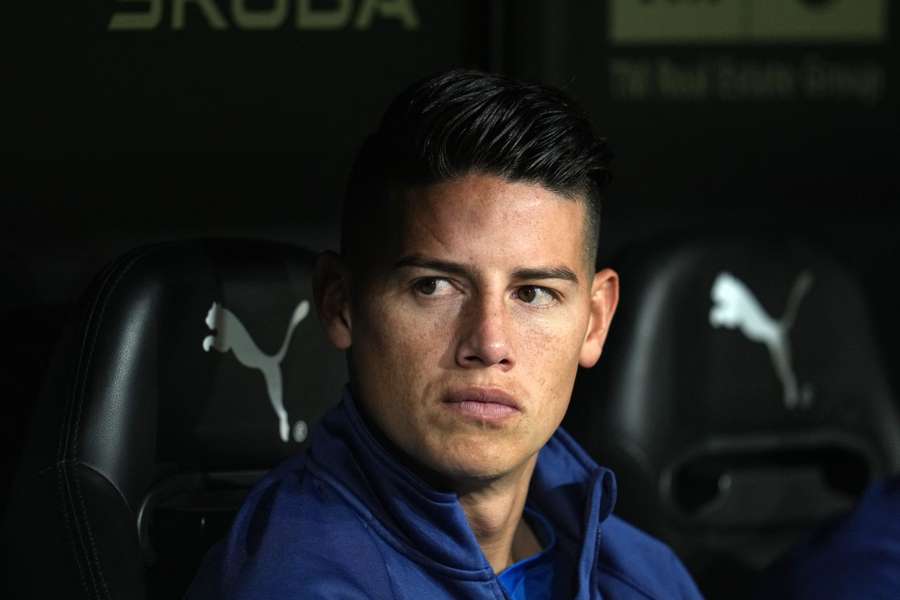 James na ławce rezerwowych Rayo przeciwko Valencii w grudniu