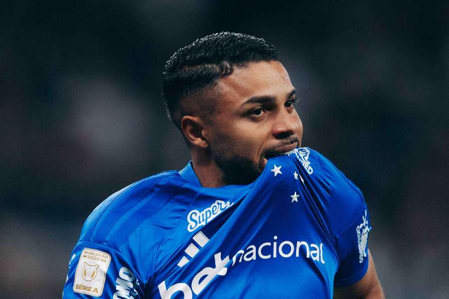 Cruzeiro vence na Neo Química Arena, se mantém no G5 e trava Corinthians na tabela Cruzeiro vence na Neo Química Arena, se mantém no G5 e trava Corinthians na tabela