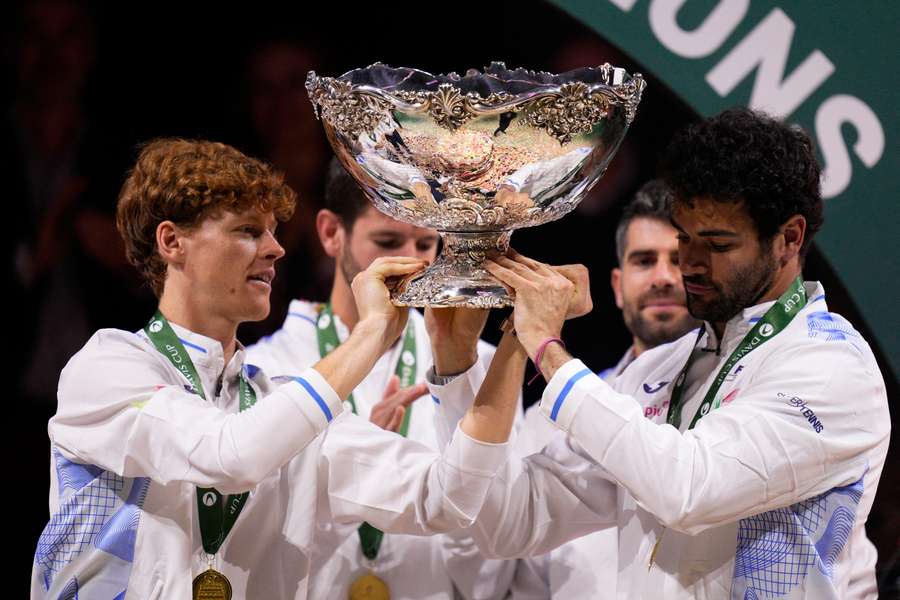 Jannik SInner (l.) und Matteo Berrettini (r.) stemmen die Trophäe.