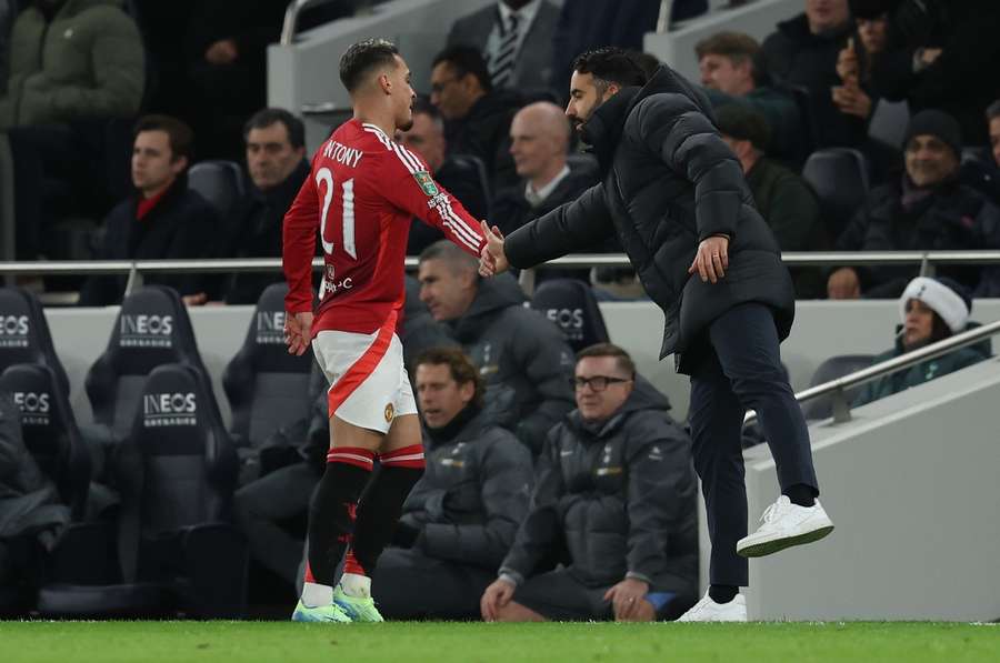 Antony shakes hands with Ruben Amorim