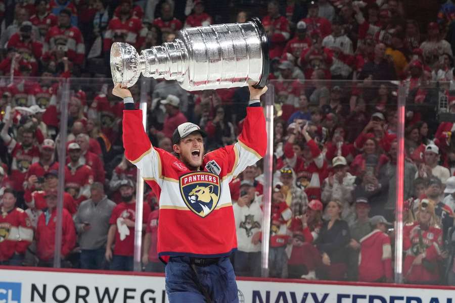 Panthers-Center Eetu Luostarinen mit dem Stanley Cup