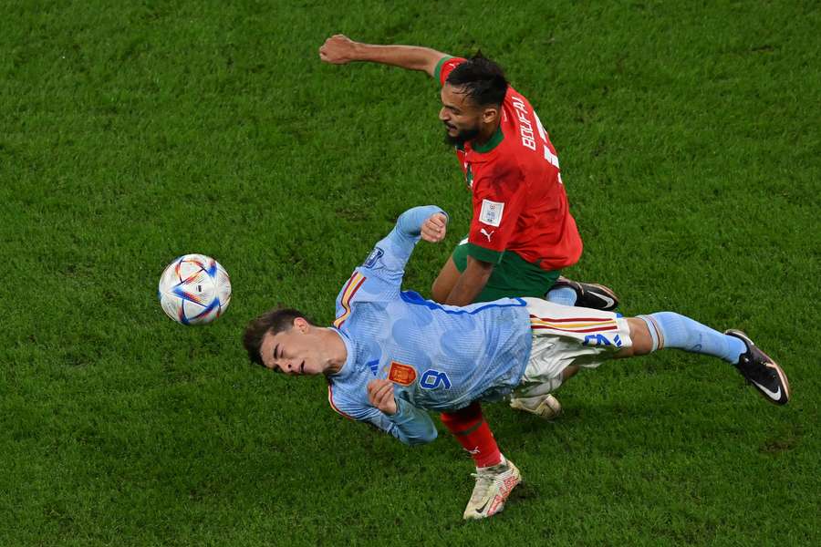 Gavi disputa el balón contra Marruecos