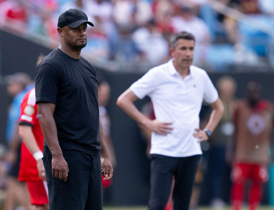 Vincent Kompany del Bayern en la banda durante el partido Vincent Kompany del Bayern en la banda durante el partido