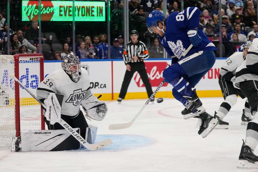 Nylander sa vo výskoku snaží uhnúť strele spoluhráča.