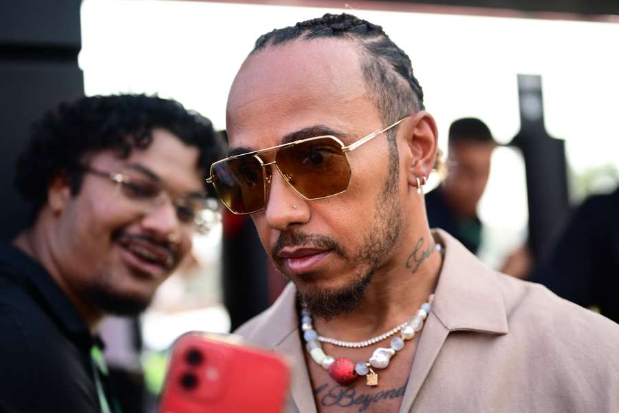 Hamilton vai vestir as cores da Ferrari a partir de 2025