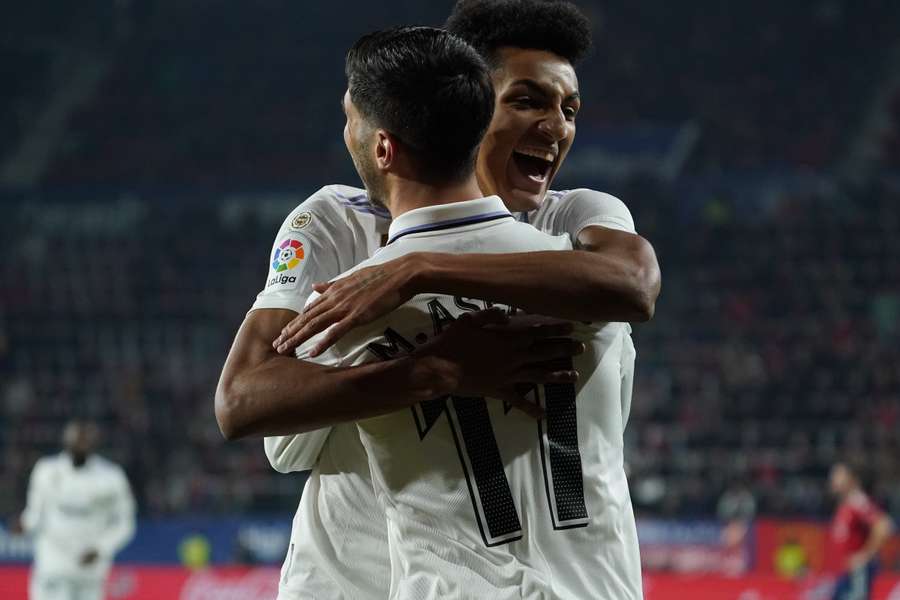 Álvaro Rodriguez abraça Asensio depois de o assistir no golo contra o Osasuna