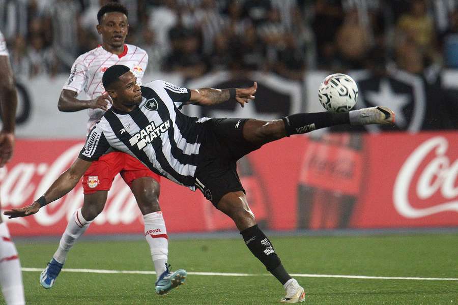 De voleio, Júnior Santos garantiu a vantagem do Botafogo