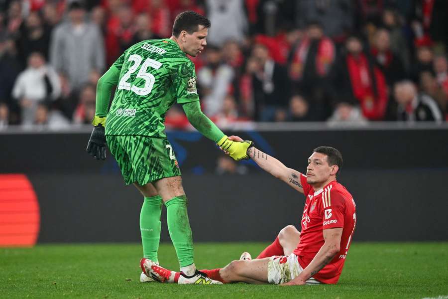 Szczesny levanta a un rival en Lisboa