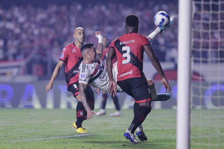 São Paulo bate Atlético-GO nos pênaltis e vai à final da Sul-Americana