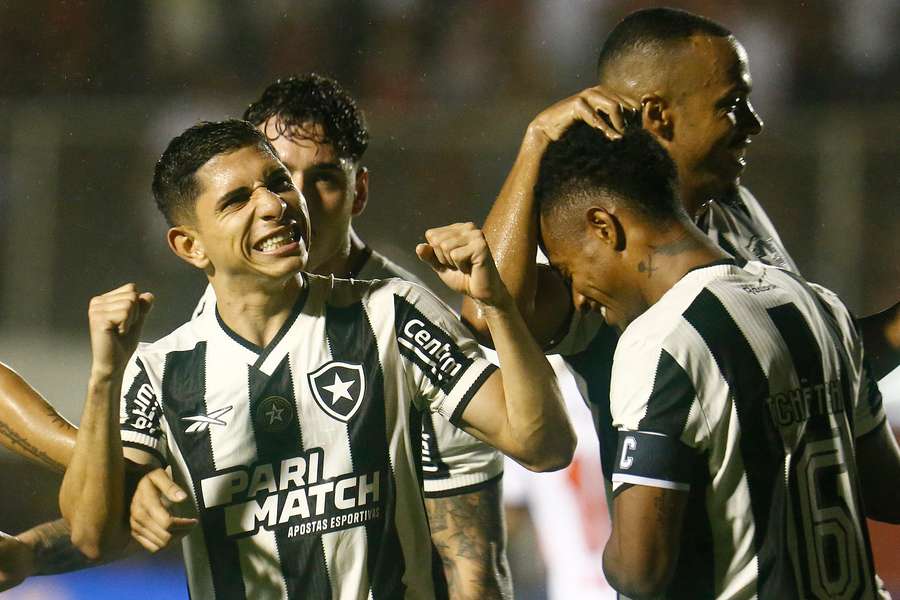 Savarino comemora gol que colocou o Botafogo na liderança