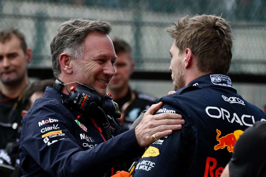 Șeful Red Bull, Christian Horner (L), îl felicită pe Max Verstappen