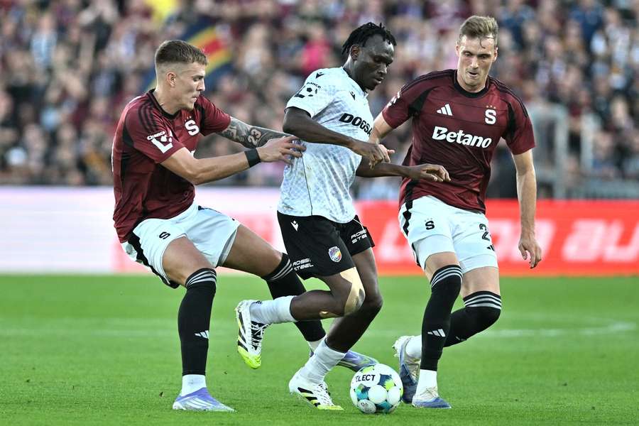 Adu trápil ve vzájemném zápasy i obránce Sparty. Adu trápil ve vzájemném zápasy i obránce Sparty.