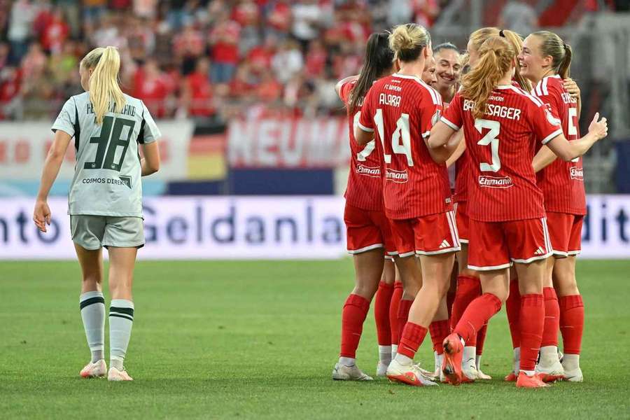 Die Frauen des FC Bayern feiern nach dem 3:0 Die Frauen des FC Bayern feiern nach dem 3:0