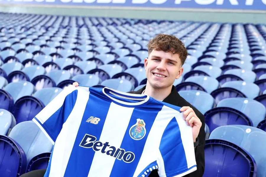 Oskar Pietuszewski prezentat de FC Porto