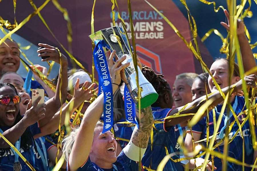 Millie Bright, do Chelsea, levanta o troféu pelo Chelsea