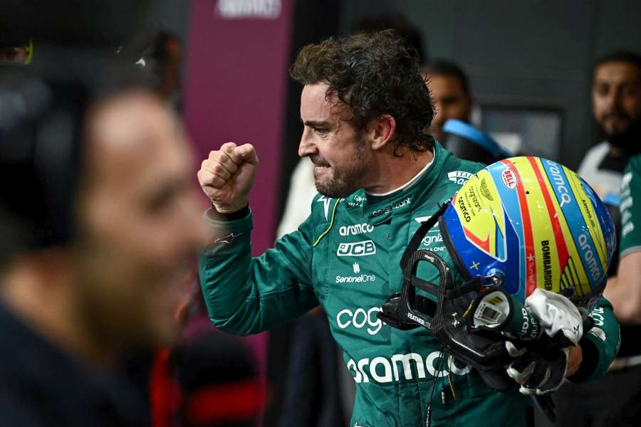 Fernando Alonso celebra su tercer puesto al acabar el GP de Arabia Saudí