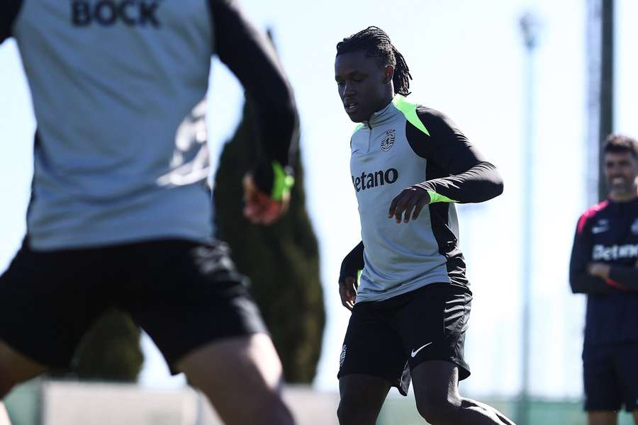 Geovany Quenda está de volta aos treinos