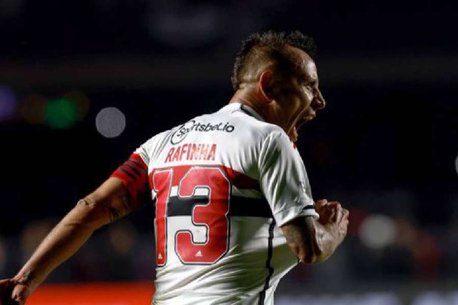 Rafinha celebra o gol da vitória do Tricolor