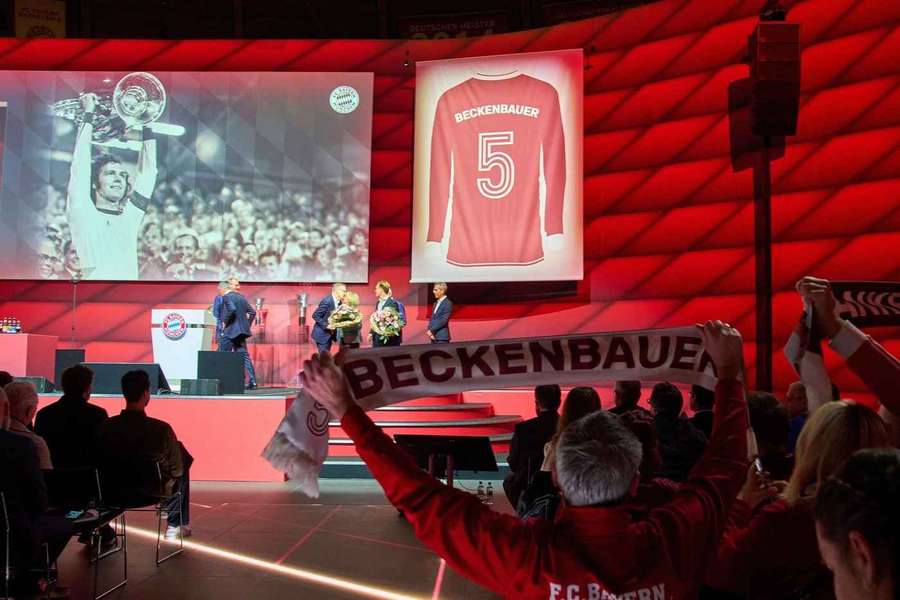 Beckenbauer foi homenageado mais uma vez na Assembleia Geral Anual do Bayern