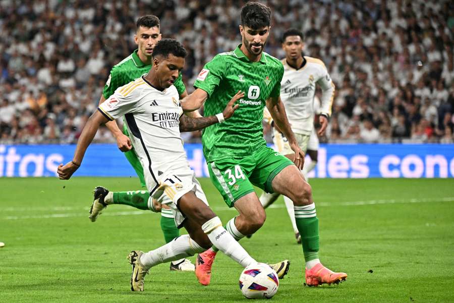 Rodrygo z Realu Madryt walczy o piłkę z obrońcą Realu Betis Ricardo Visusem podczas meczu LaLiga na stadionie Santiago Bernabeu 25 maja 2024 roku.
