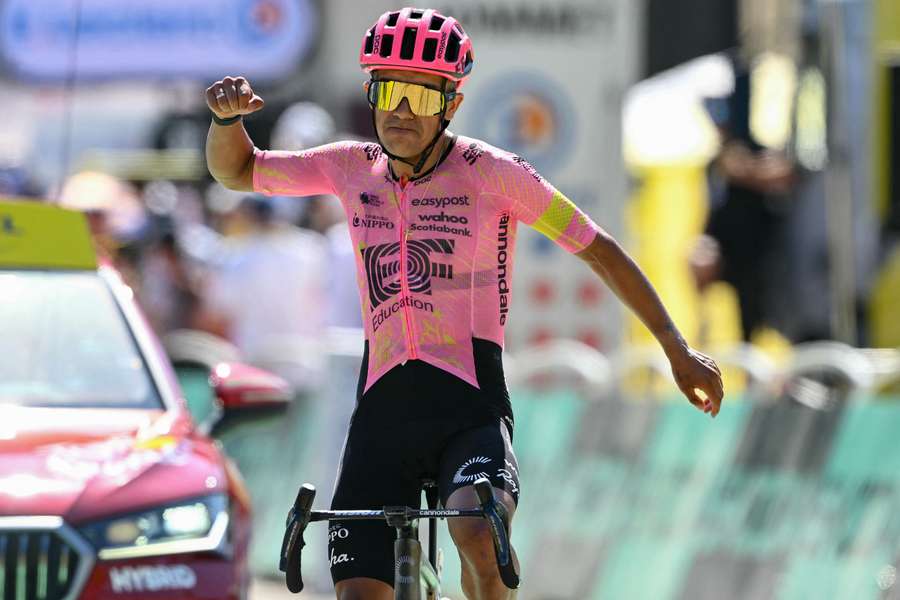 Carapaz celebrates after winning stage 17