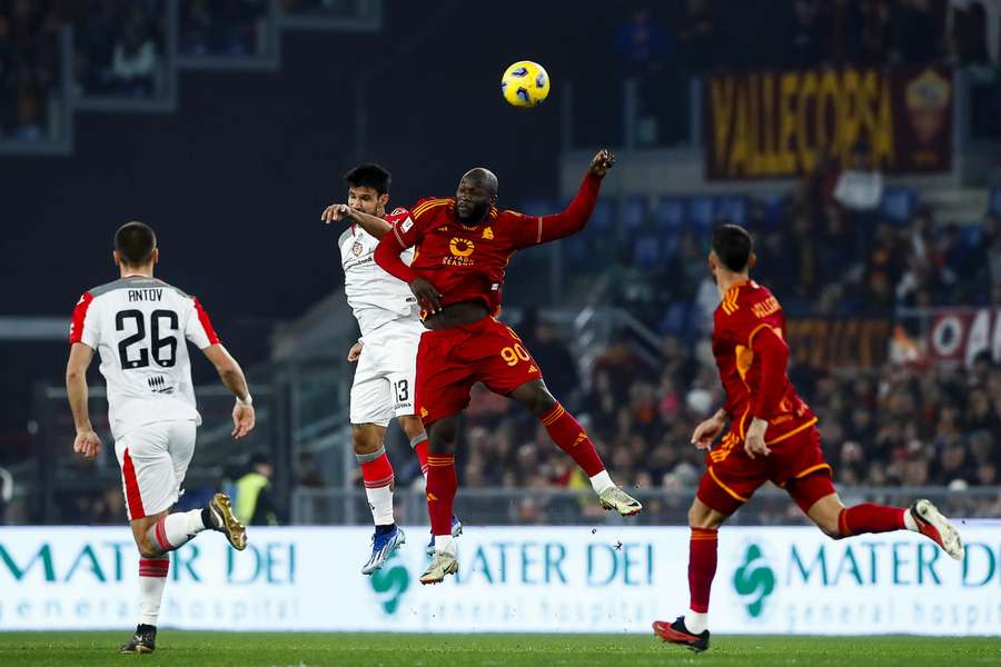 Alessandro Tuia van Cremonese en Romelu Lukaku van AS Roma in actie