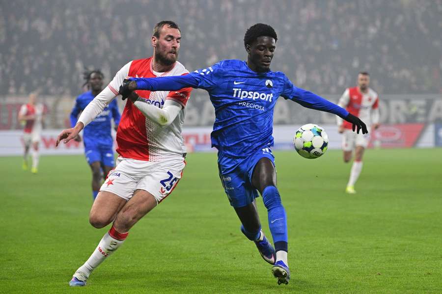 N’Guessan v souboji s Tomášem Chorým.