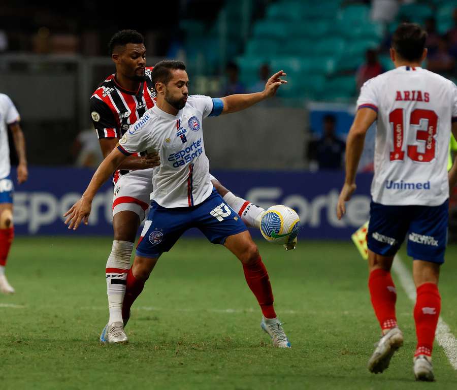 O São Paulo segurou bem o Bahia no primeiro tempo