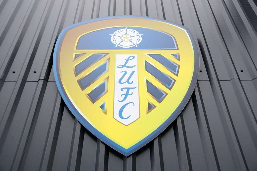 O vedere detaliată a emblemei Leeds United de pe o parte a stadionului