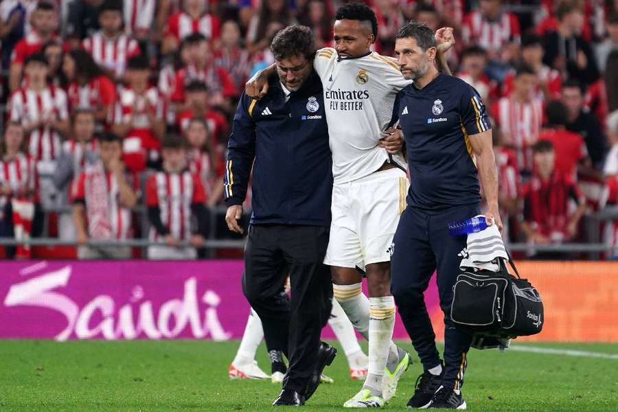 Militão deixou o campo de jogo amparado por membros da comissão merengue