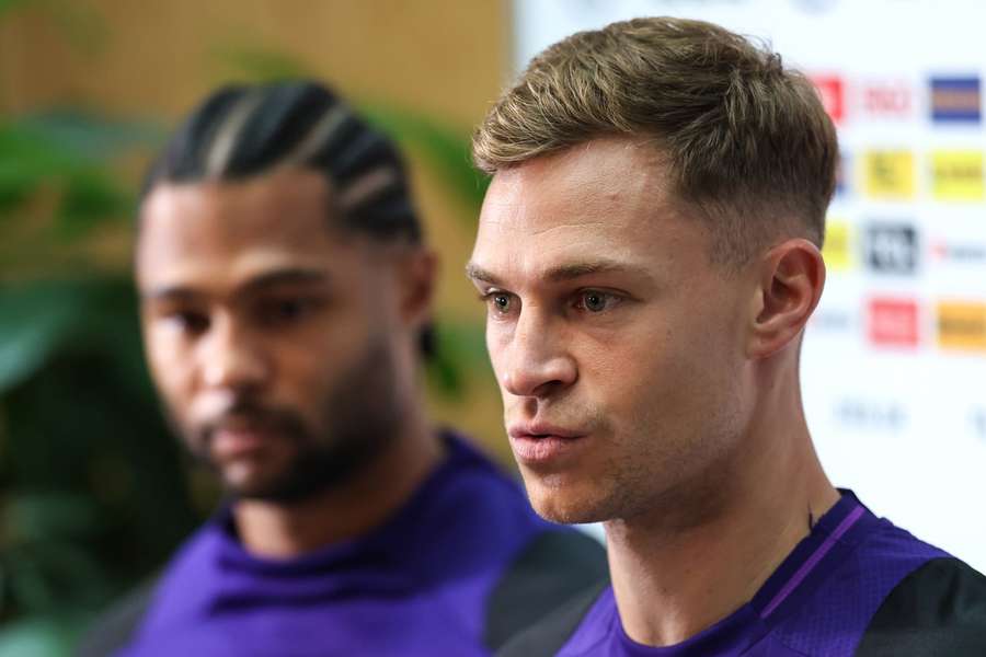 Serge Gnabry (l.) und Joshua Kimmich (r.) bei einem Medientermin in Herzogenaurach.