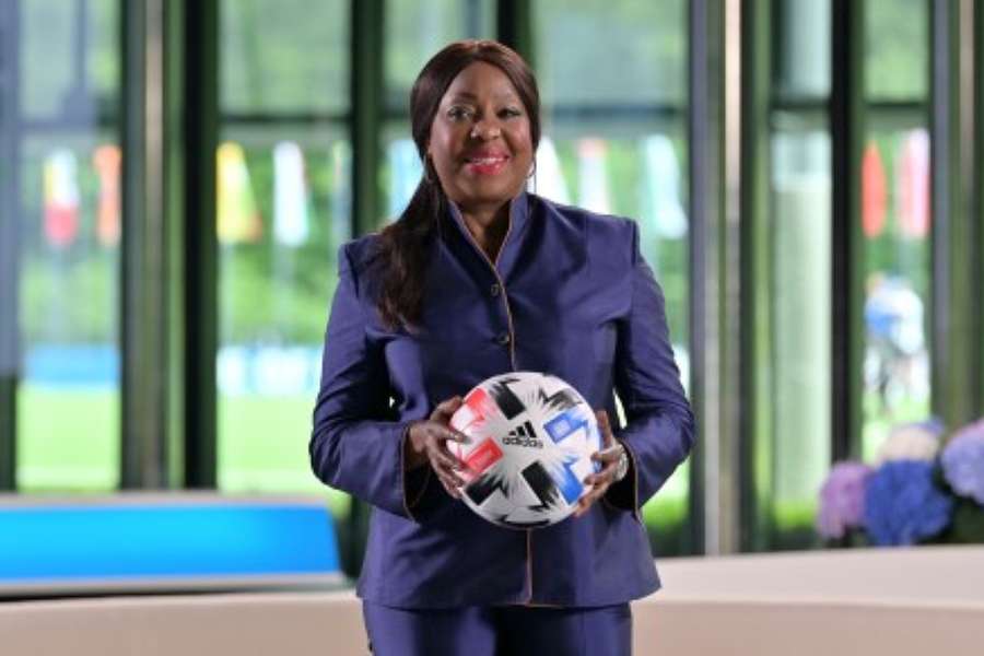 Fatma Samoura posa con el balón del Mundial de Catar 2022.