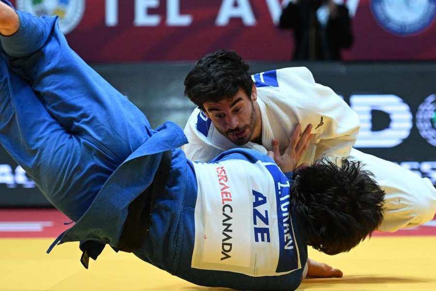 João Fernando contra Zelim Tckaev