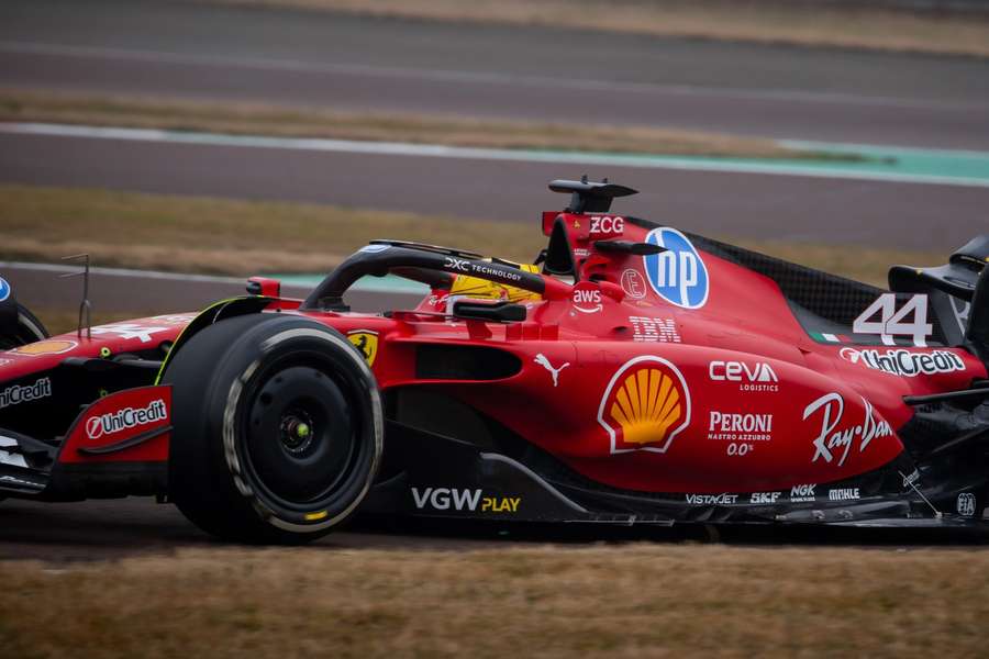 Lewis Hamilton lernt die Limits seines neuen Autos kennen - und überschreitet sie.