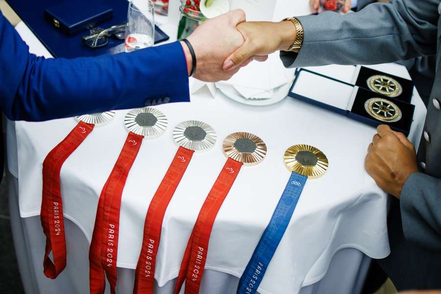 Olympische und paralympische Medaillen in Berlin im Oktober 2024