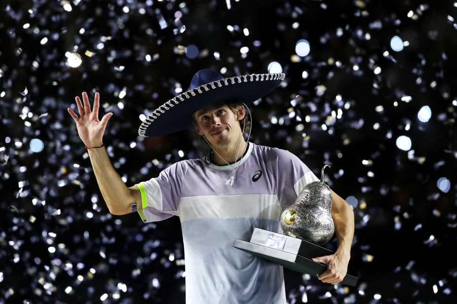 Persistence pays off for dogged De Minaur