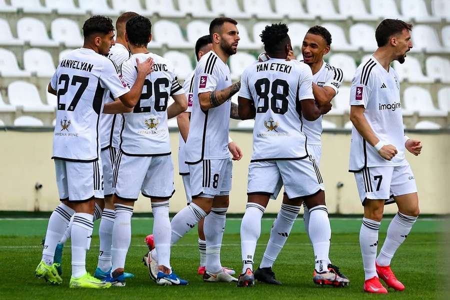 Gonçalo Gregório celebra com os companheiros de equipa Gonçalo Gregório celebra com os companheiros de equipa