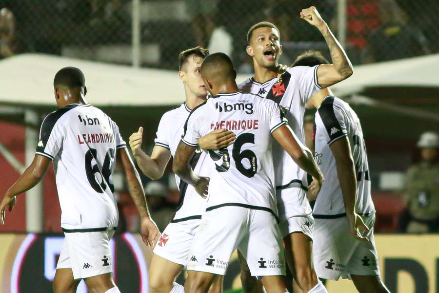 João Victor comemora com seus companheiros o gol da vitória do Vasco