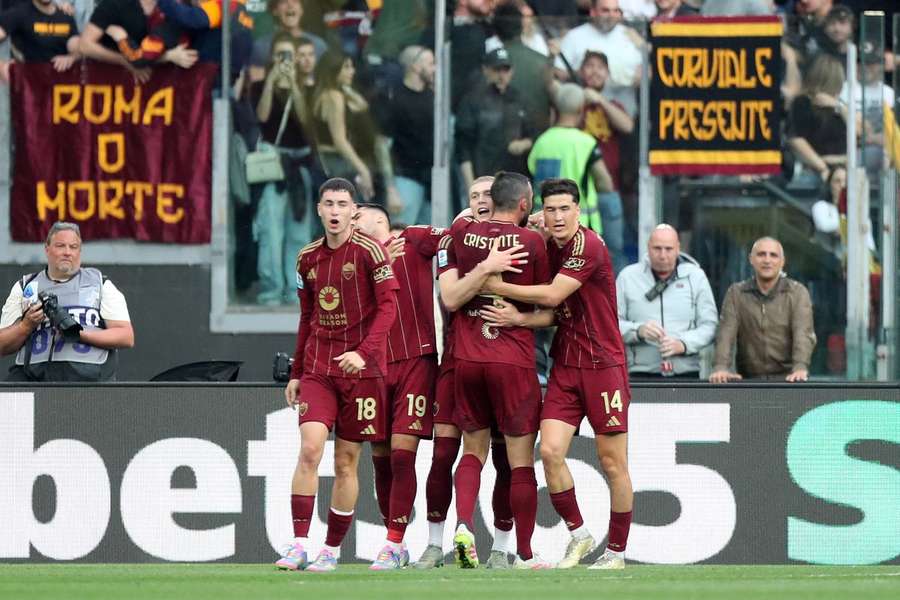 Chỉ duy nhất 1 đội mạnh hơn AS Roma dưới thời Ranieri 3 Serie A: Roma de Ranieri continua em grande e já espreita a Liga dos  Campeões (1-0) | Flashscore.pt