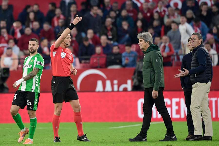 Munuera Montero, en el Sevilla-Betis: "No, no está suspendido igualmente"