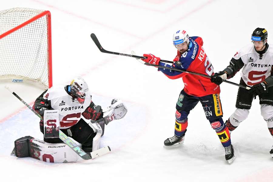 Pardubický útočník Miloš Kelemen v zápase proti Spartě.