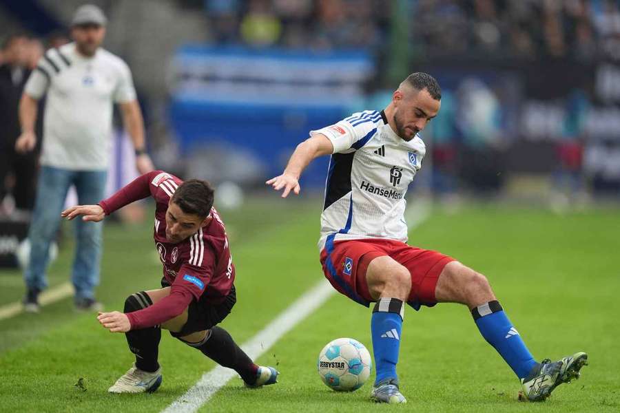 Intensiver Zweikampf zwischen Danilo Soares (l.) und Lucas Perrin (r.).