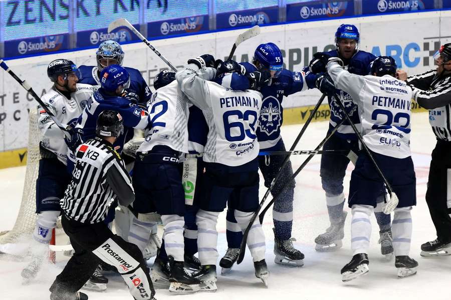 Hokejisté Plzně se pro vítězství umí i porvat.