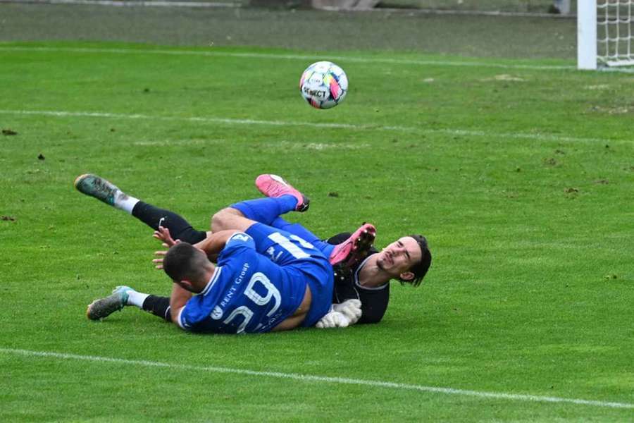 Zákrok na gólmana Líšně Tomáše Vajnera