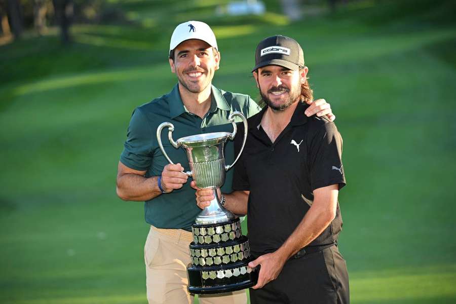 Ángel Hidalgo y Javier Ballesteros con el trofeo del Open de España