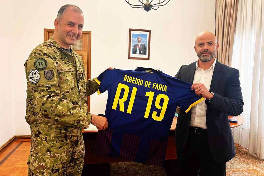 Coronel Ribeiro de Faria com Dante Elizalde, presidente da SAD do Chaves