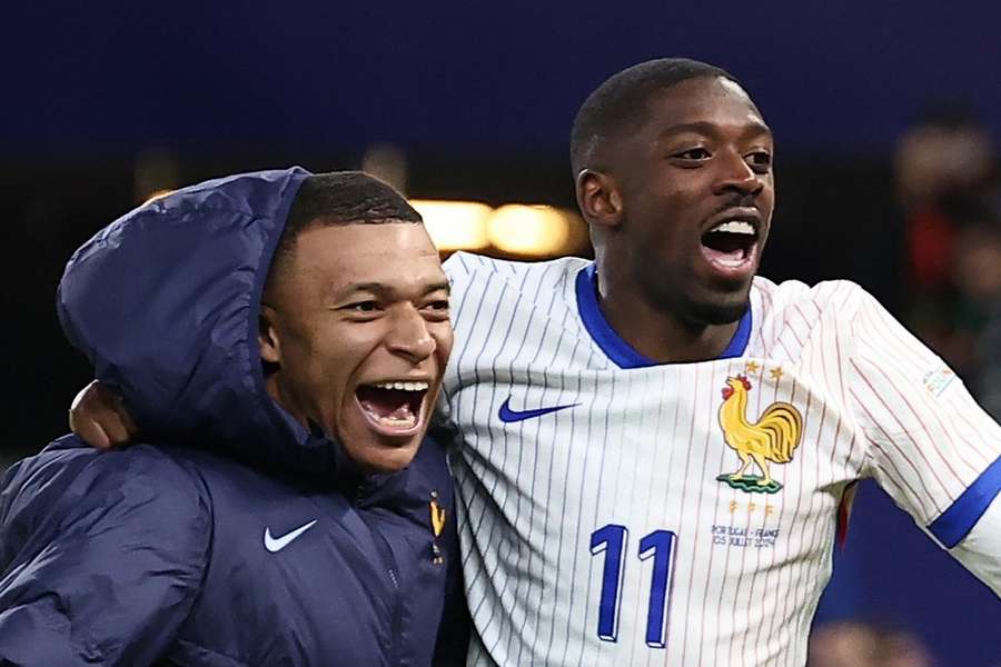 Mbappé et Dembélé célébrant la victoire contre le Portugal.