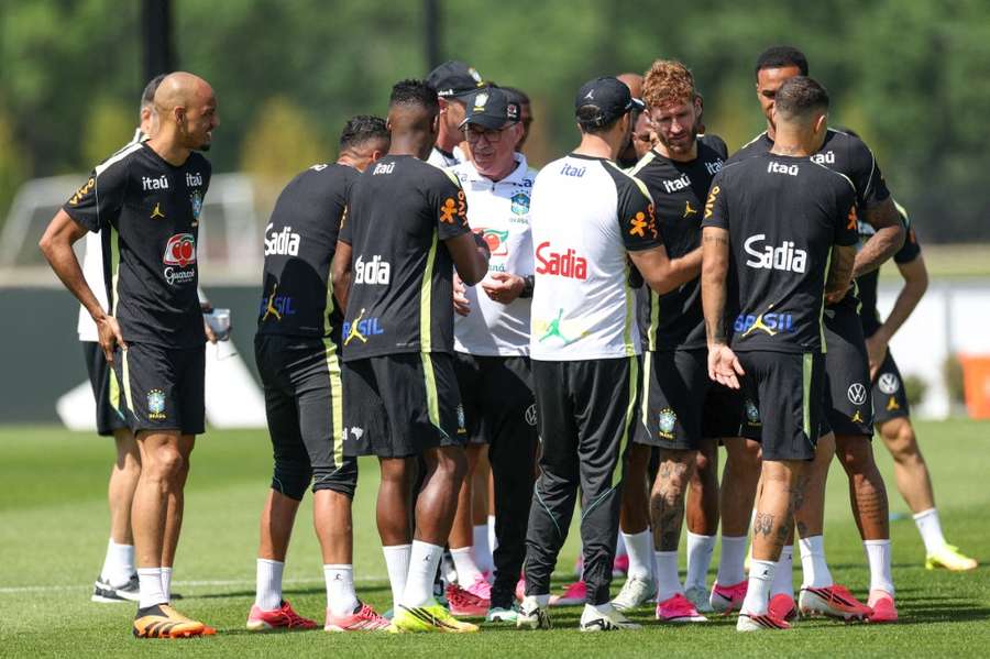 Jogadores da Seleção são orientados por Ancelotti antes de treinamento no CT do Red Bull